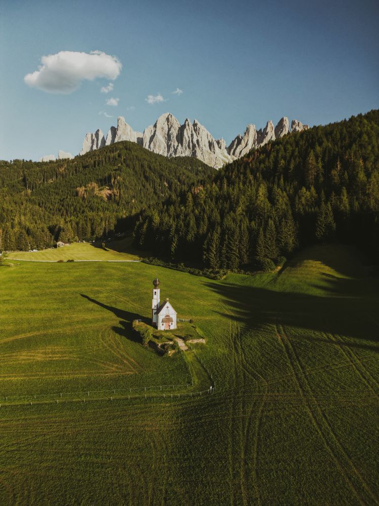 vistas iglesia y montañas en dolomitas